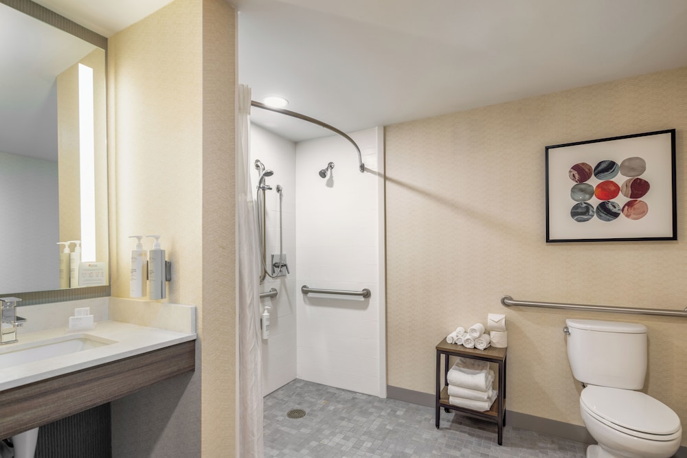Room, 2 Queen Beds, Accessible (Roll-in Shower) - Photo 6