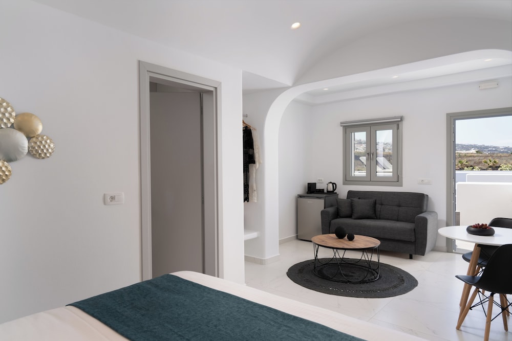 Elegant Suite with Hot Tub - Photo 1