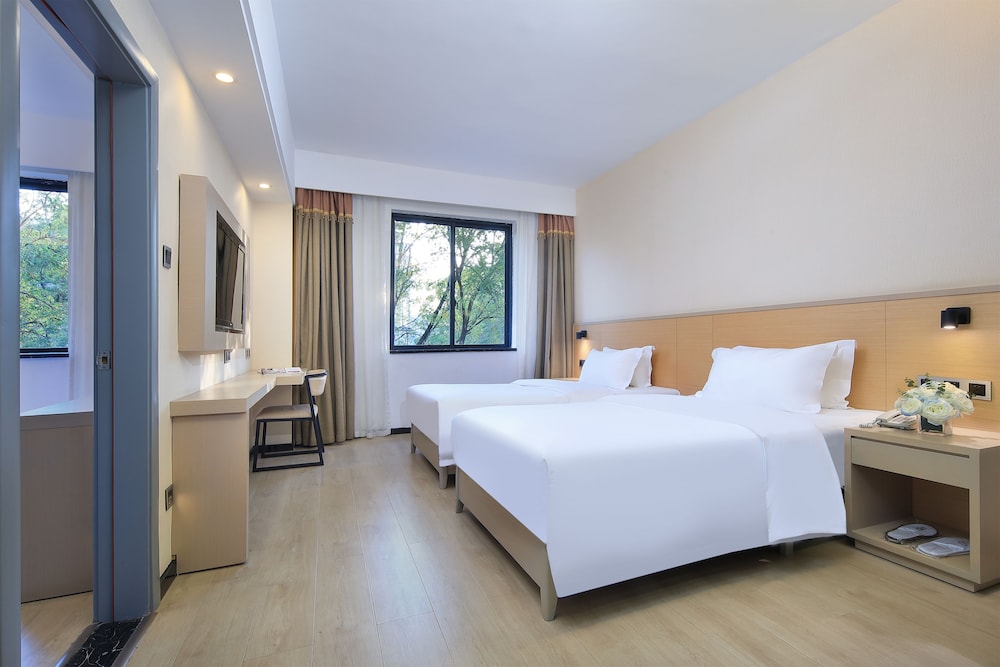 Deluxe Family Suite photo 2
