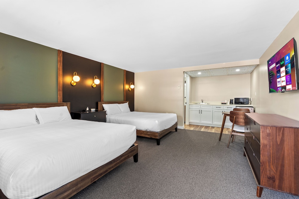 Family Quadruple Room, 2 Queen Beds photo 1