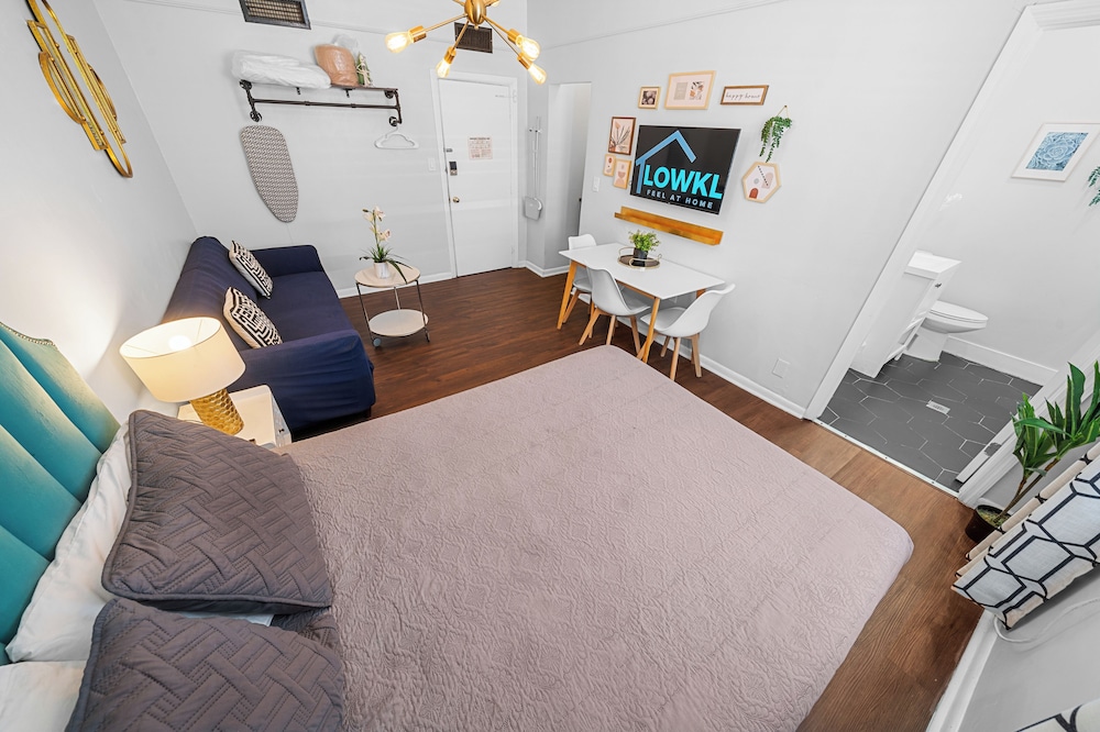 Superior Queen Studio w/ Kitchenette & Futon - Photo 3