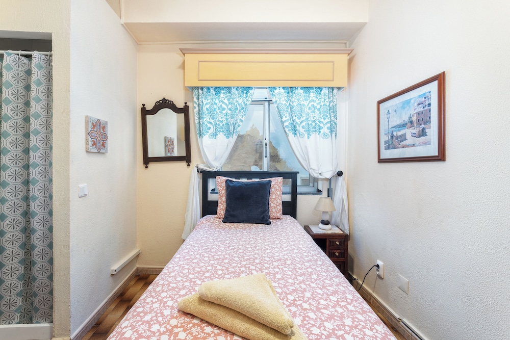 Basic Single Room, 1 Twin Bed, Shared Bathroom photo 2