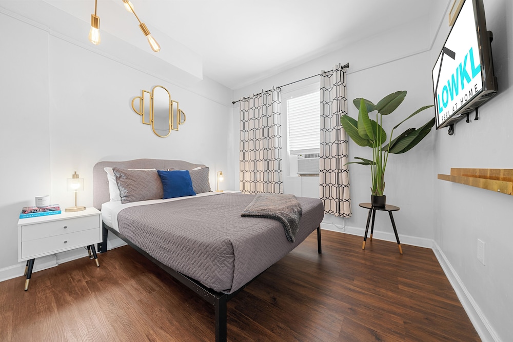 Standard Queen Studio w/ Kitchenette