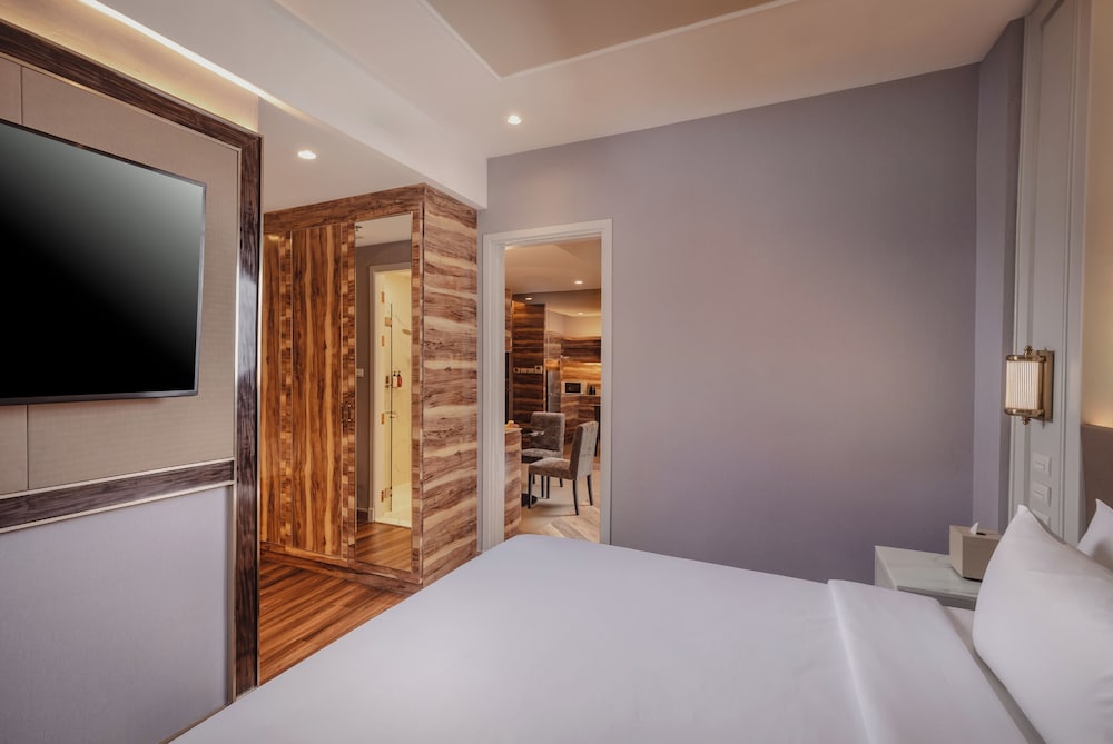 Executive Studio Club Lounge Access