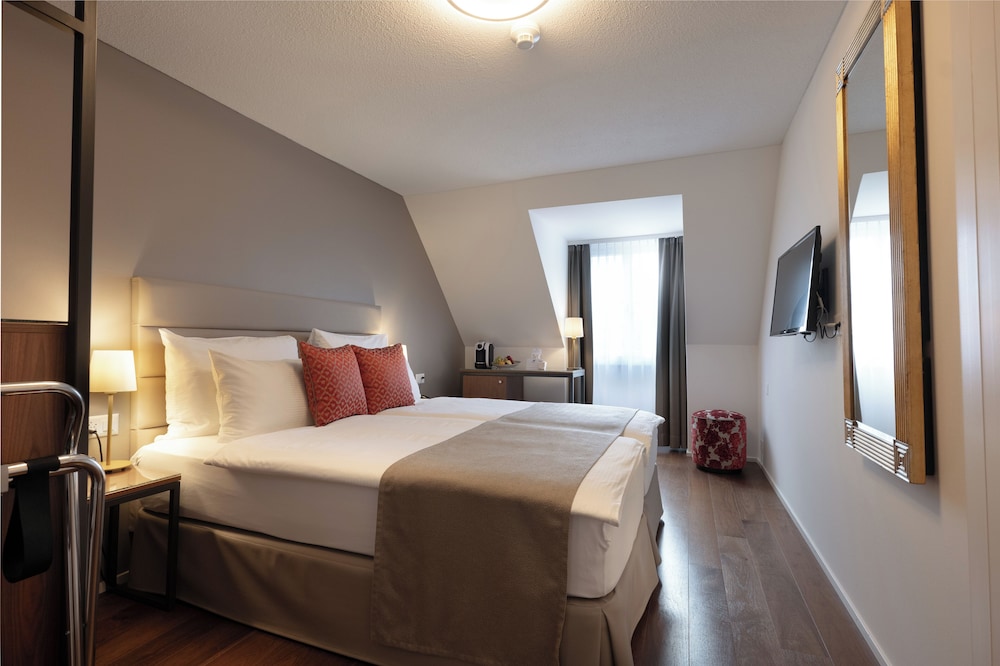 Double Room, River View (12m²)