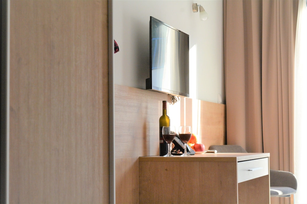 Superior Double Room thumbnail 6
