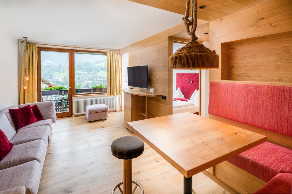 Family Suite, 2 Bedrooms, Balcony, Mountain View photo 2