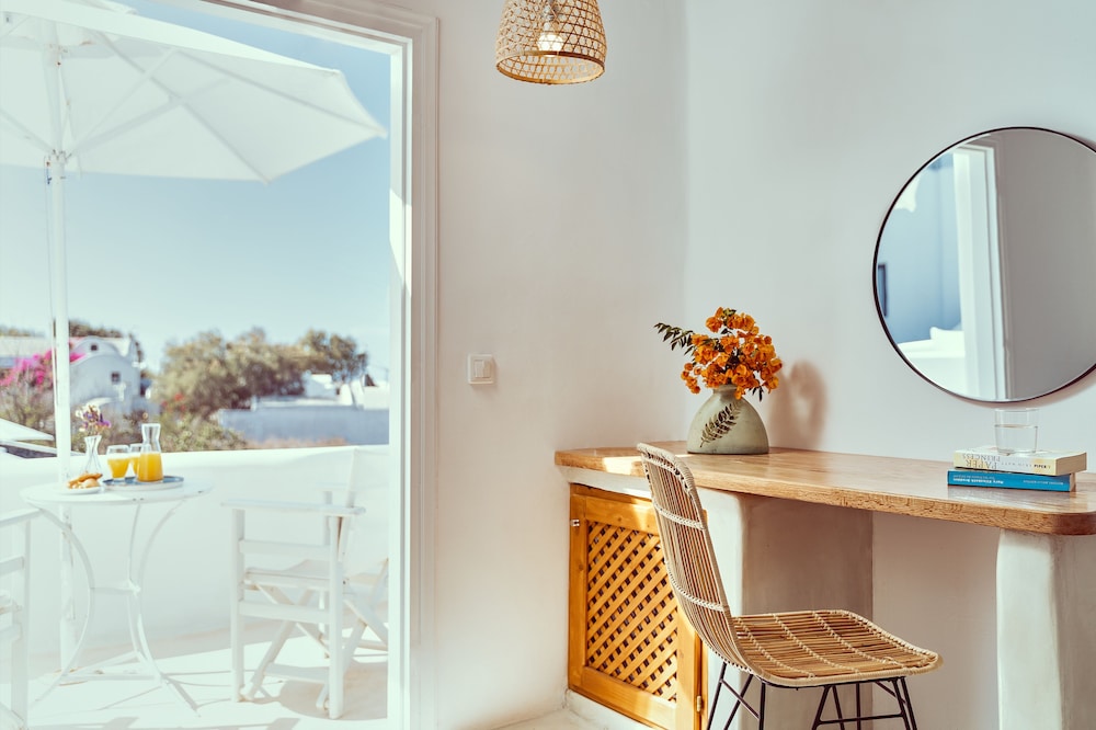 Signature Double Room (Sea or Pool View) - Photo 9