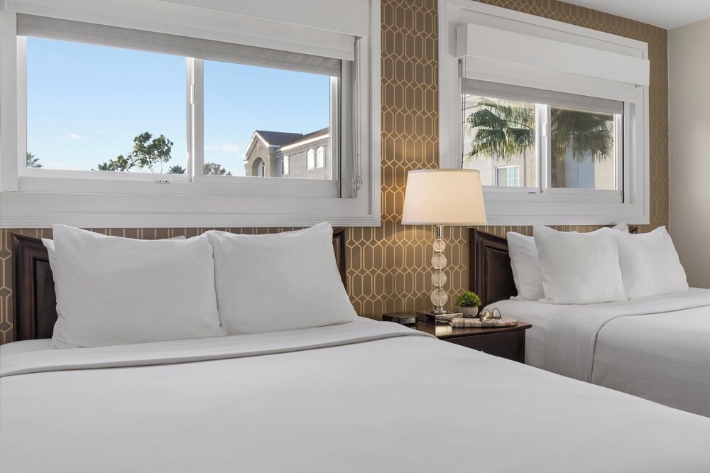Suite, 2 Queen Beds photo 2