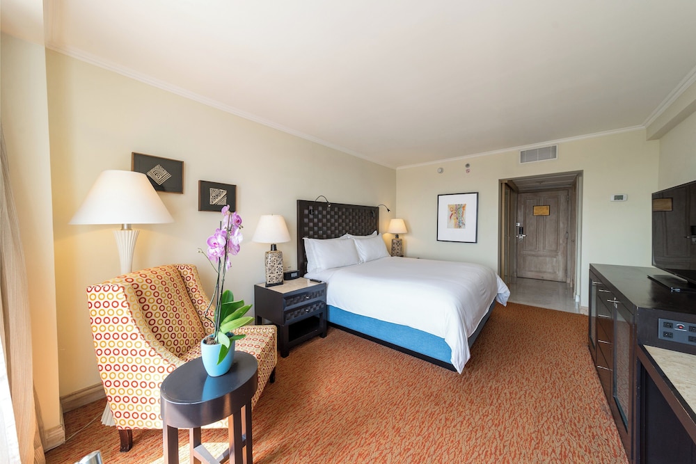 Classic Room, 1 King Bed, Pool View - Photo 4