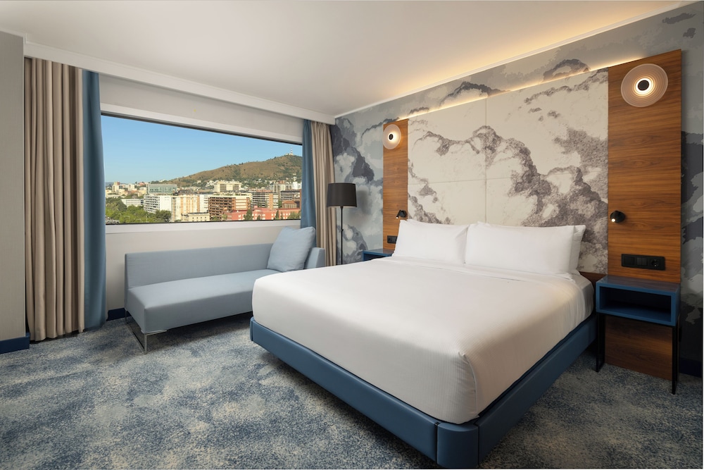 Executive Room, 1 King Bed, City View, Corner