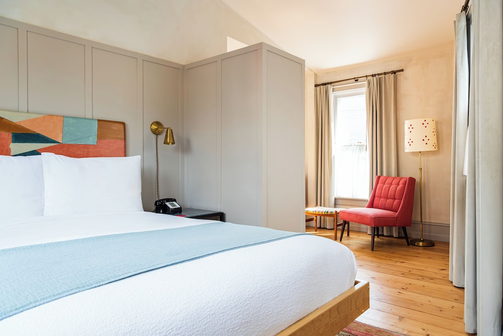 Standard Room, 1 Queen Bed (John St) photo 1