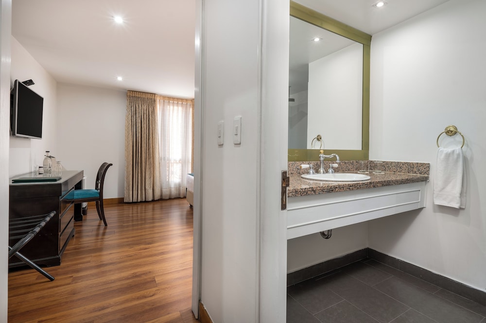 Superior Room, 1 Queen Bed - Photo 4