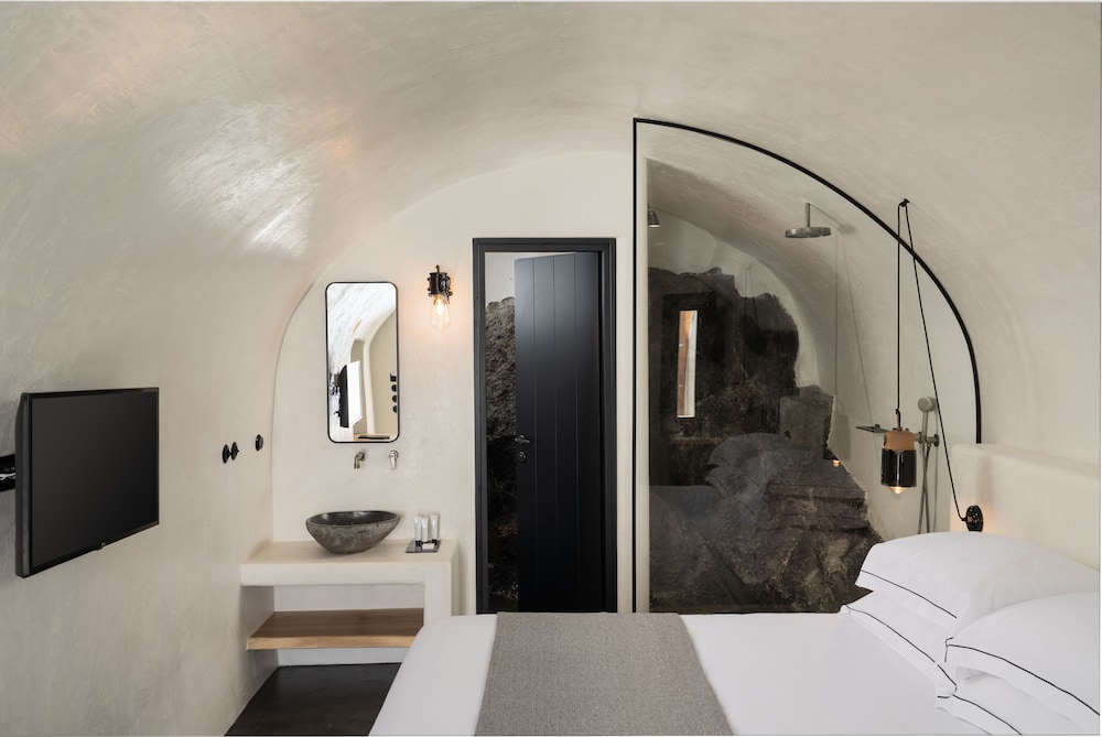 Superior Cave with Caldera View & Outdoor Hot Tub - Photo 12
