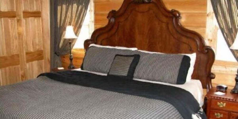 Luxury Cabin, 2 Bedrooms, Hot Tub, Mountainside (Sleeps up to 6) photo 1