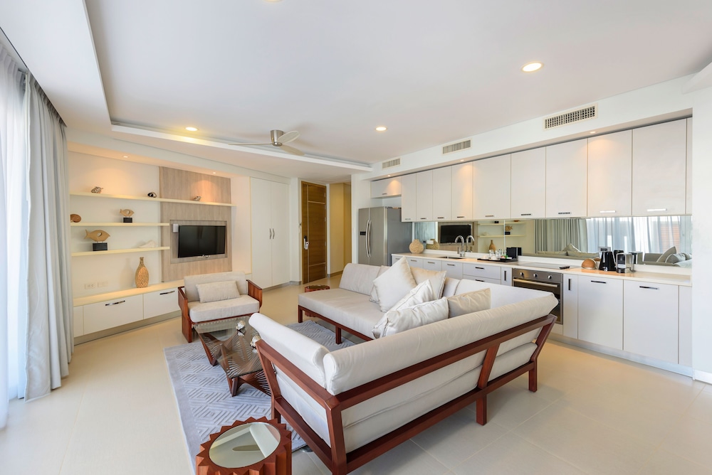 Premier Suite (One Bedroom Pool View) - Photo 4