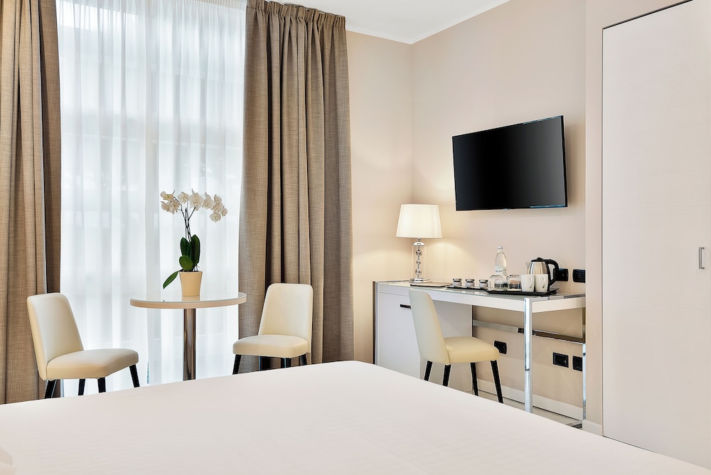 Standard Double Room - Photo 9