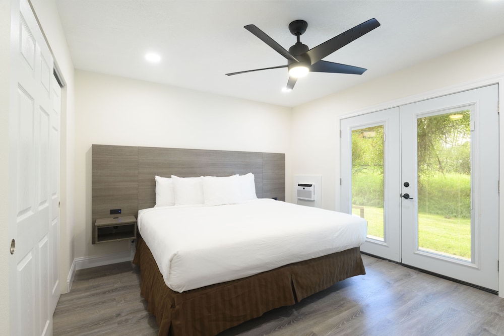 Suite, 1 Bedroom - Photo 2