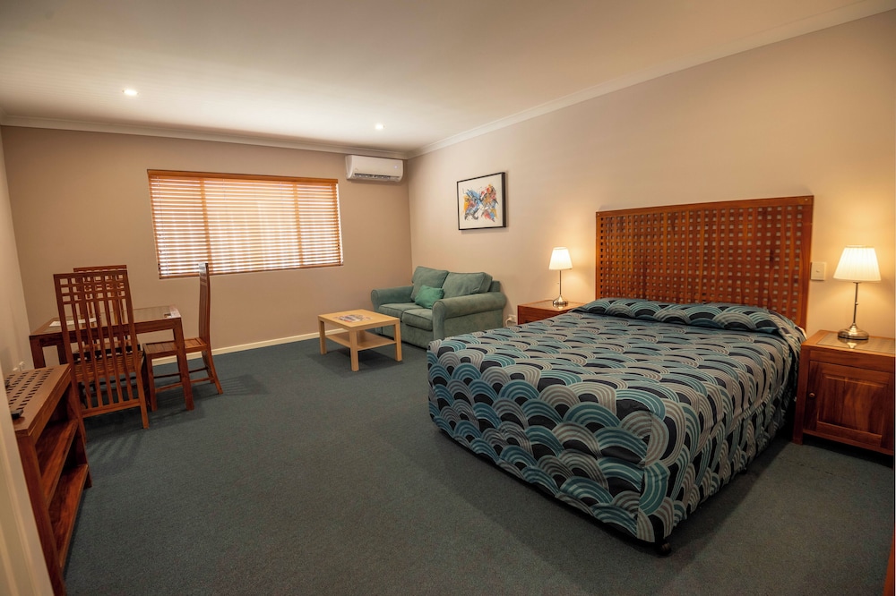 Studio, 1 Queen Bed, Non Smoking, Kitchenette photo 3