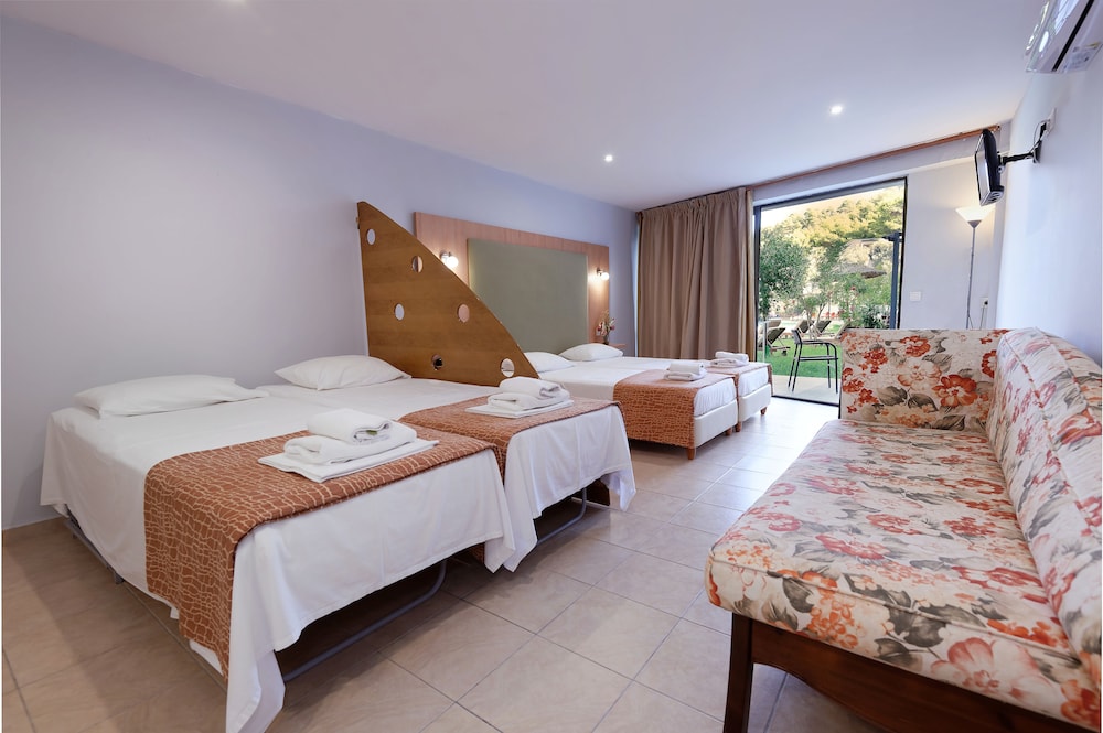 Standard Suite, Pool View