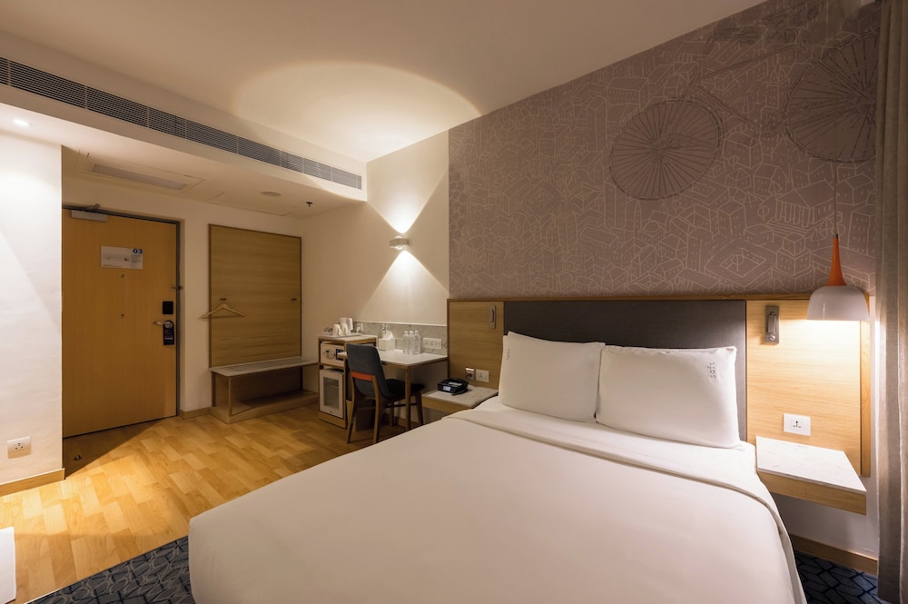 Standard Room, 1 Queen Bed, Accessible photo 2