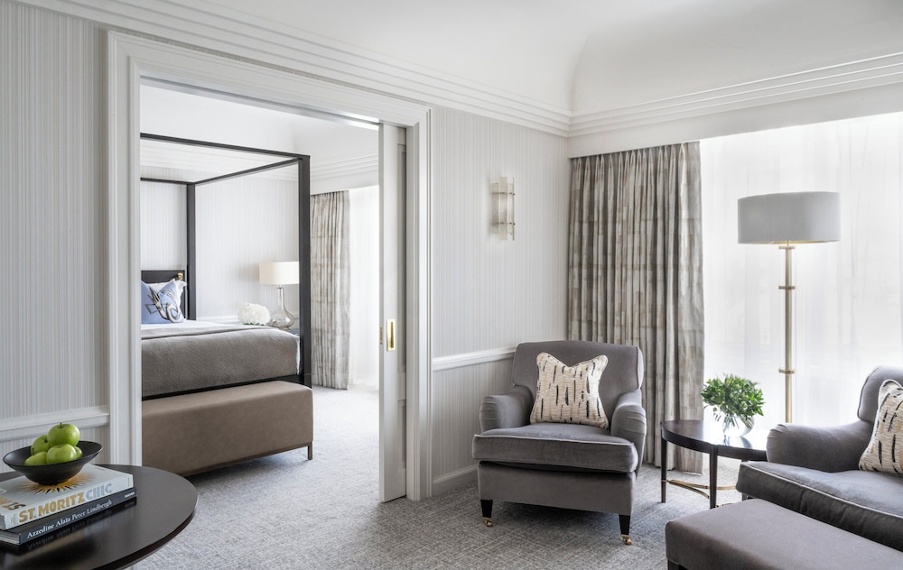 Signature Suite, 1 King Bed photo 2