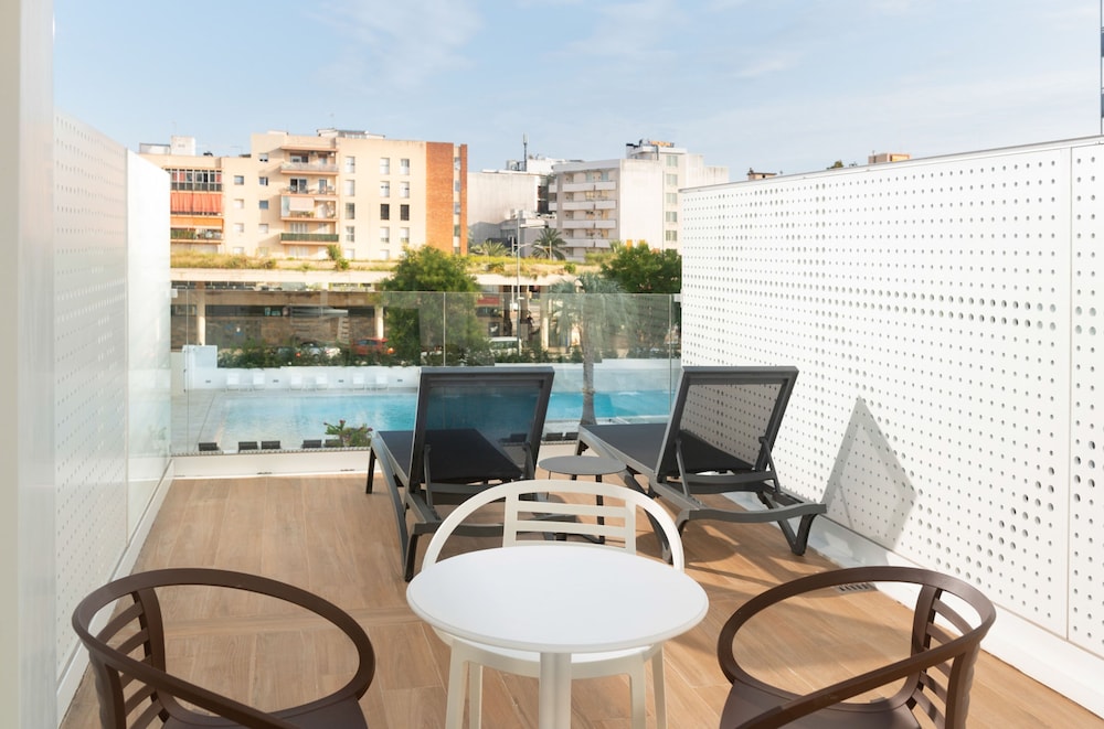 Family Room, Pool View (3 adults + 1 child)