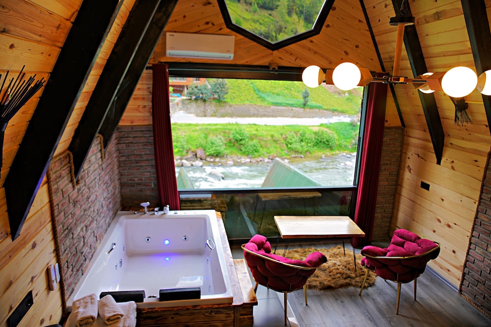 Luxury Suite, Jetted Tub, River View photo 2