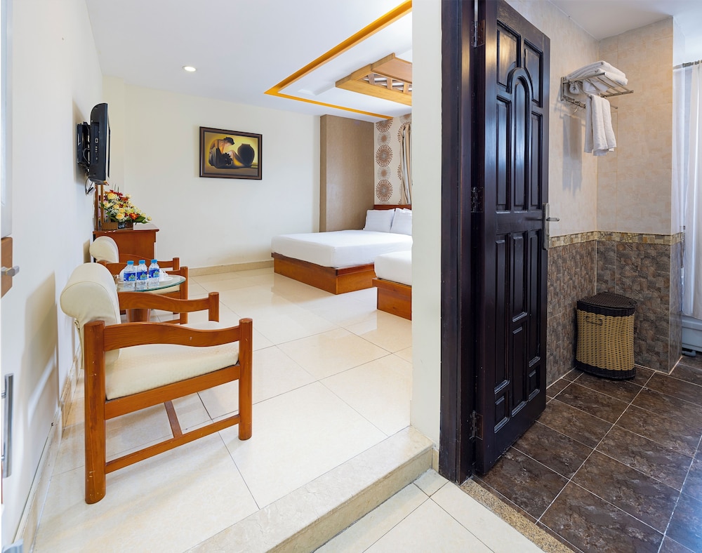 Deluxe Triple Room, City View photo 2