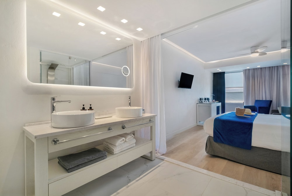 Lower Ground Level Suite with Plunge Pool