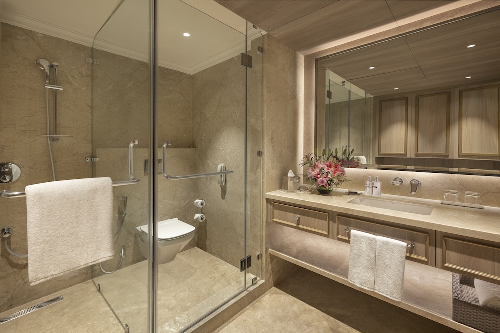 Executive Suite - Photo 2