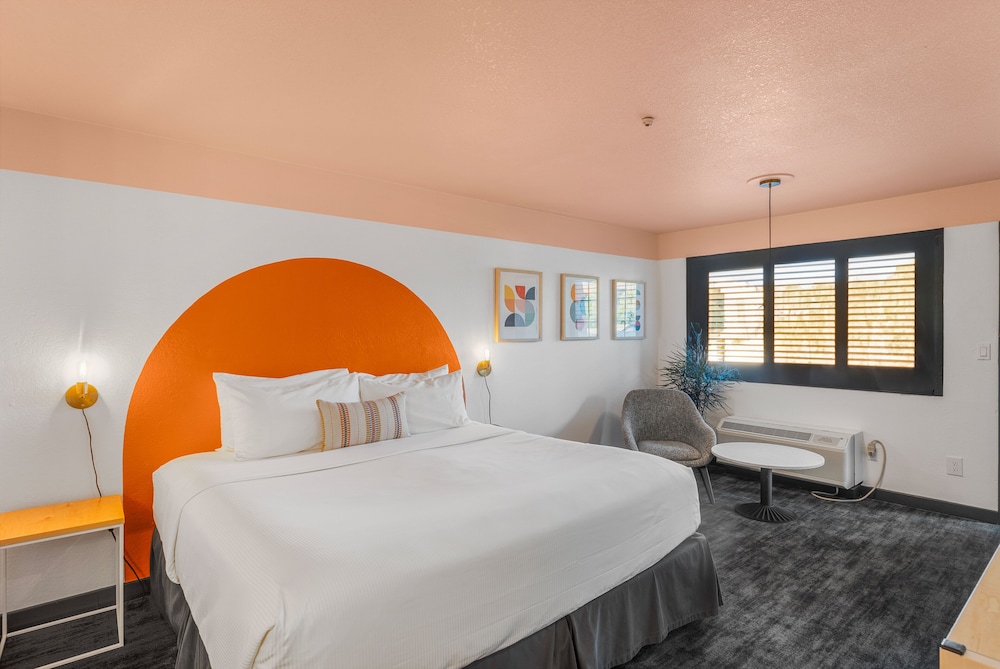 Deluxe Room, 1 King Bed, Pool View photo 3