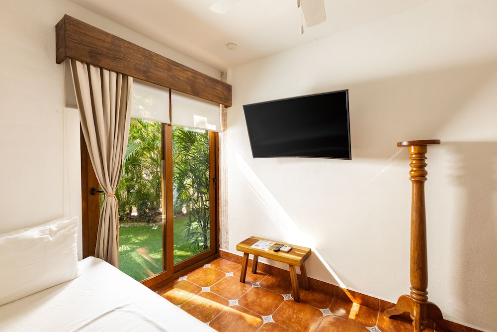 Family Suite with Kitchenette and Walk to Pool photo 2