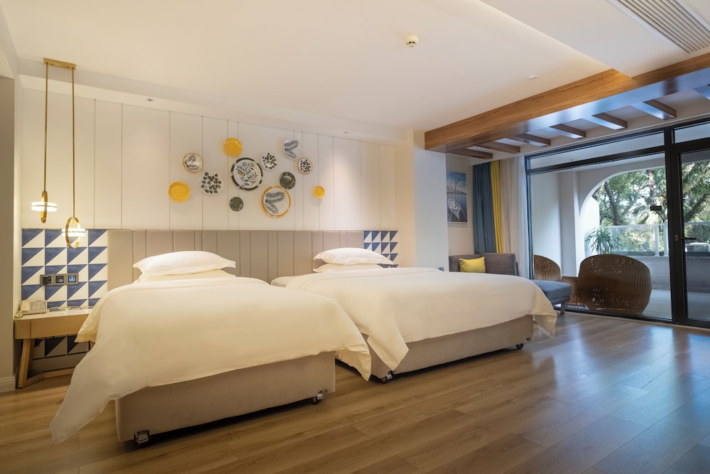 Riverside Twin Room with Balcony & Bathtub photo 1