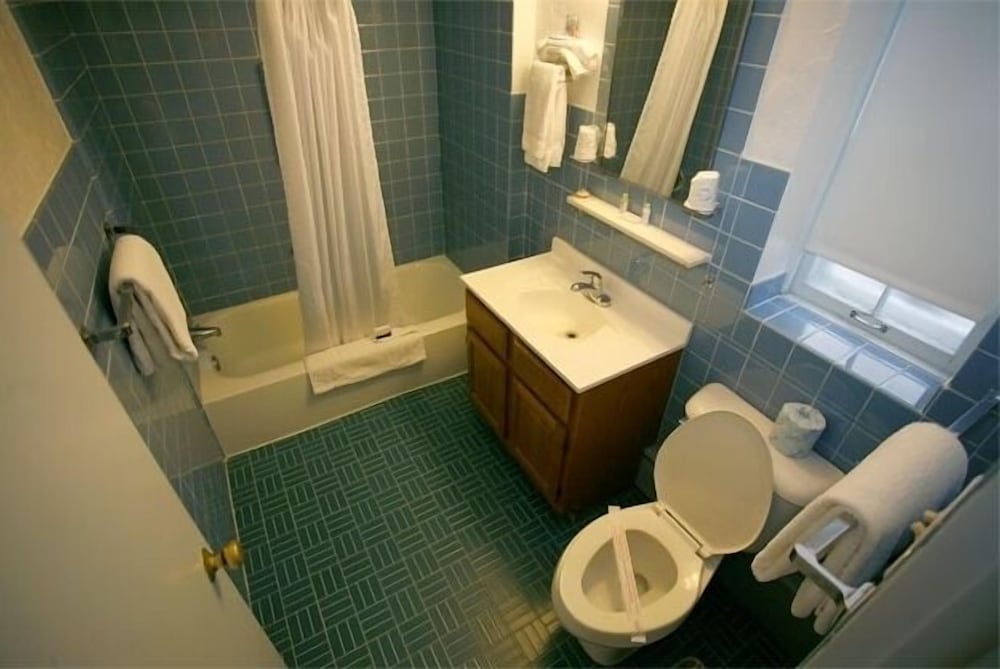 Standard Room, 1 King Bed photo 2