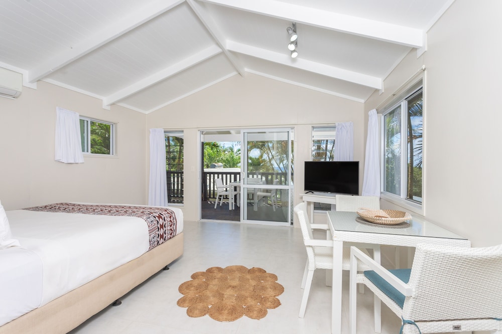 Standard Bungalow, Partial Lagoon View (Air-Conditioned) photo 1