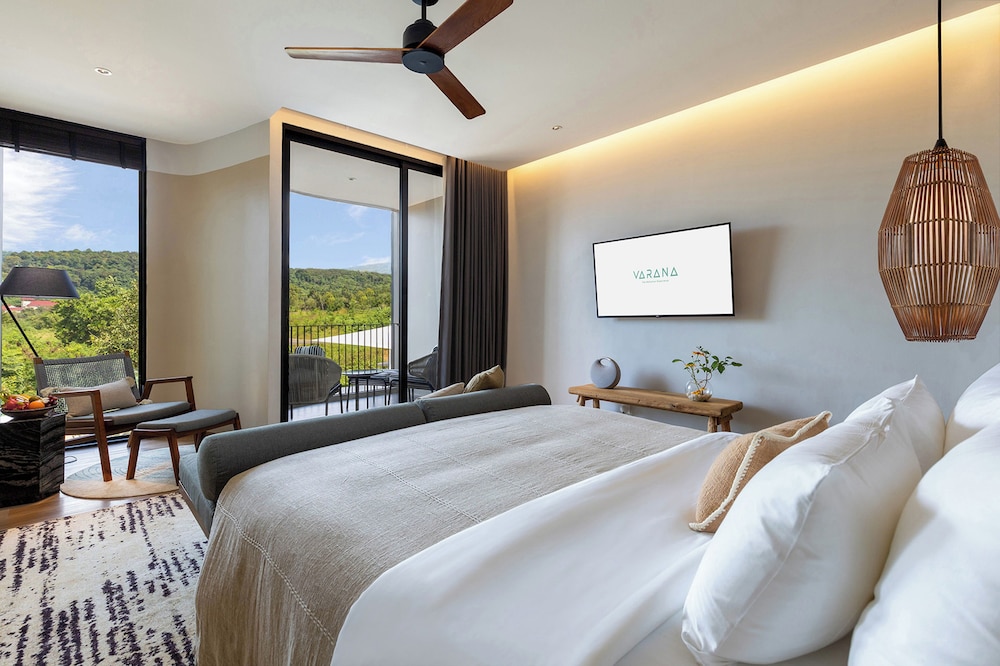 Luxe Plus Pool View King bed - Photo 1