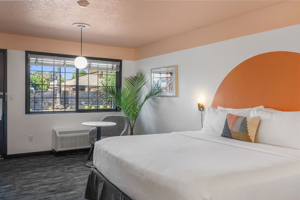 Deluxe Room, 2 Queen Beds, Pool View photo 3