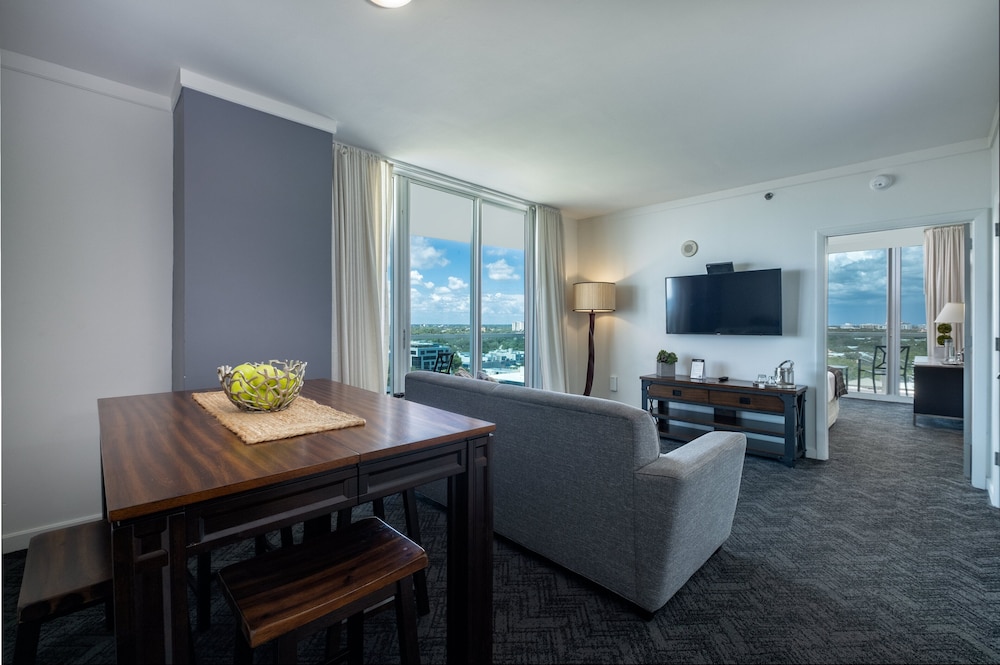 Deluxe Apartment, 2 Bedrooms, Kitchen, Partial Ocean View1517