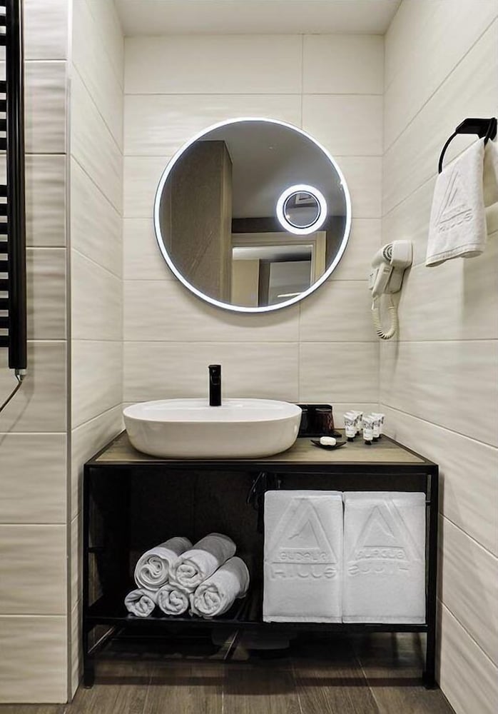 Superior Suite - Photo 6