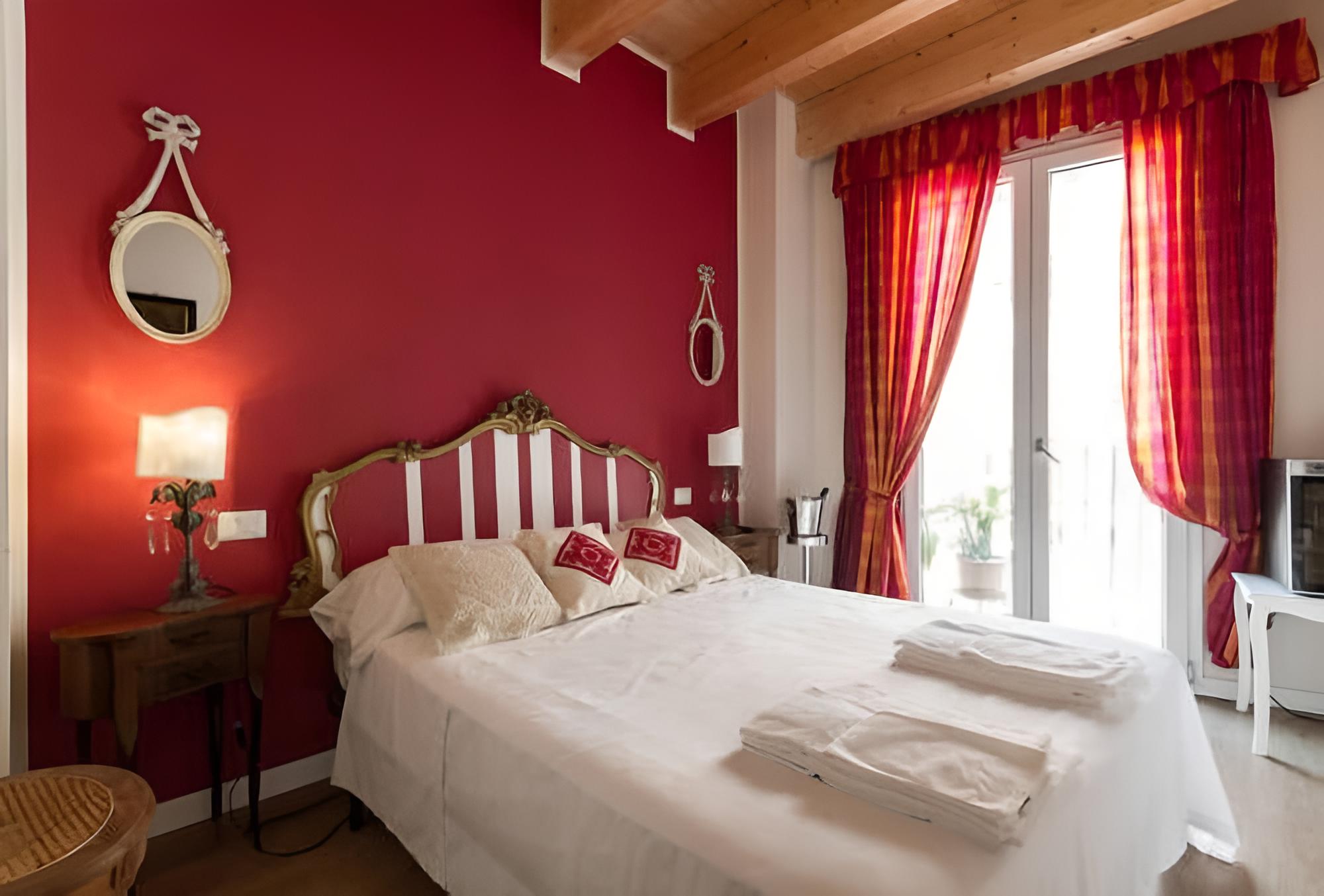 Double Room (Striped)