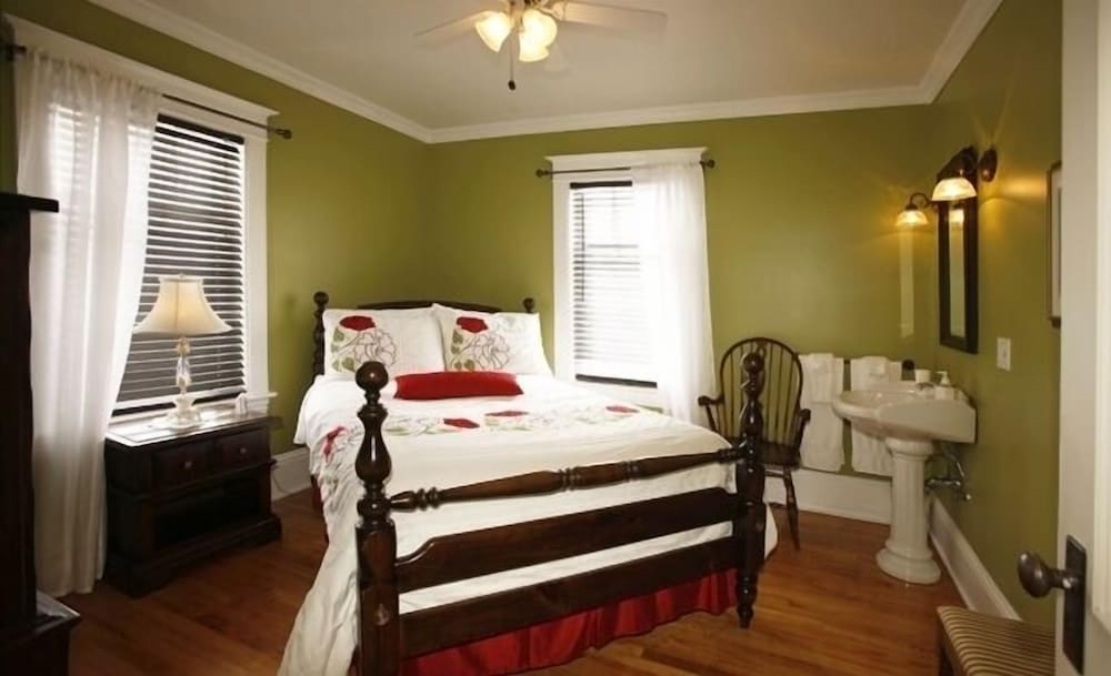 Room, 1 Queen Bed, Shared Bathroom (South East) photo 1
