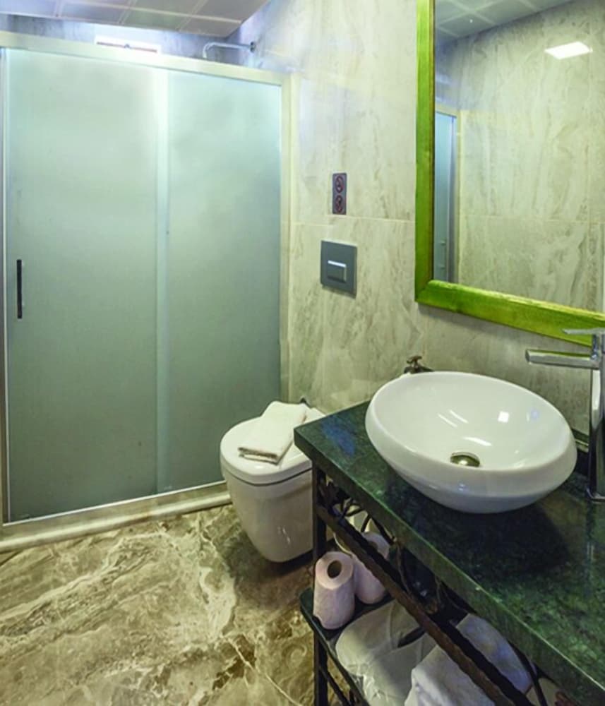 Honeymoon Suite photo 2
