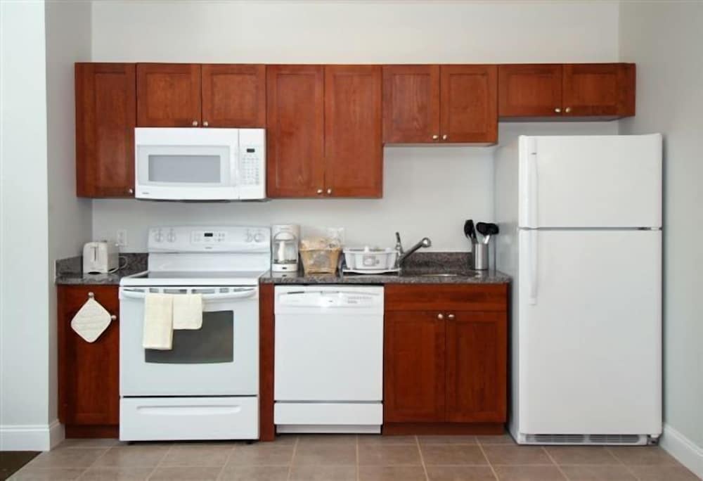 Superior Room, 1 King Bed, Kitchen photo 3