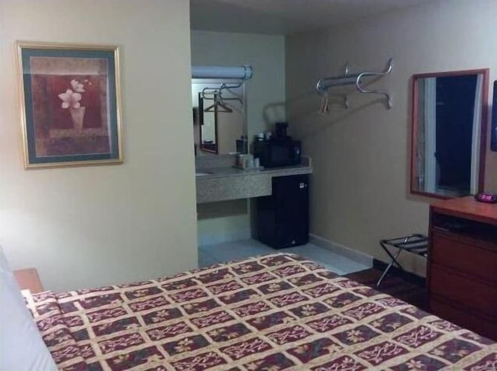 Standard Room, 1 King Bed, Non Smoking photo 2