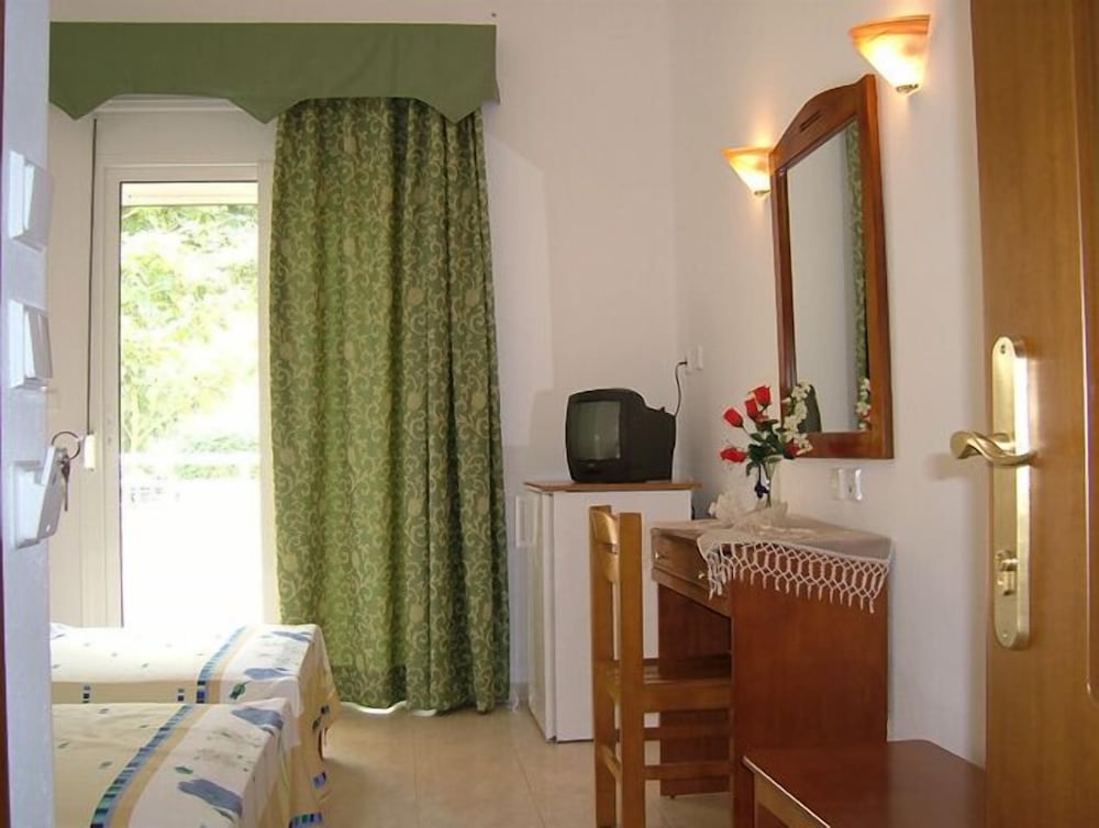 Classic Triple Room, Garden View photo 3