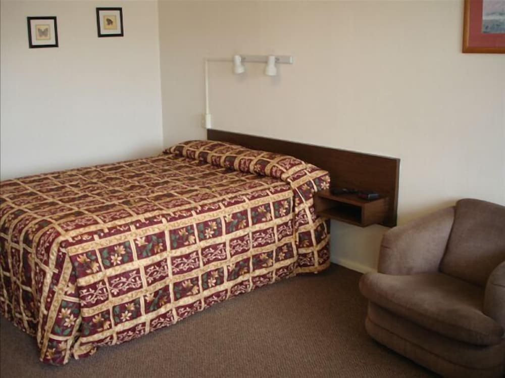 Standard Room, 1 Queen Bed photo 2