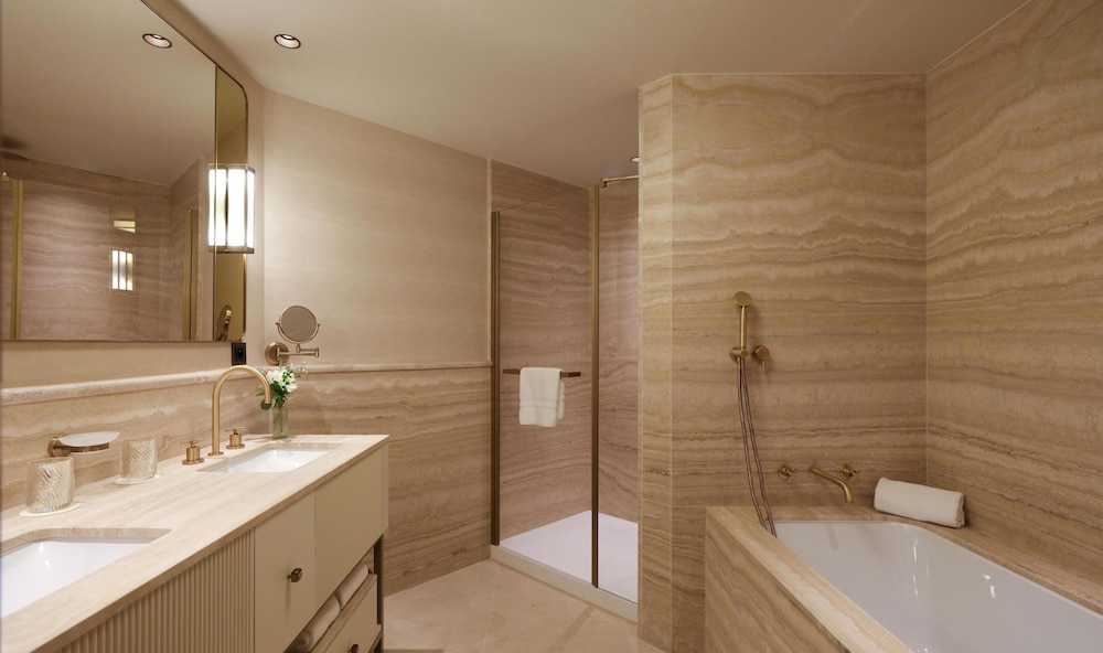 Deluxe Room - Photo 12