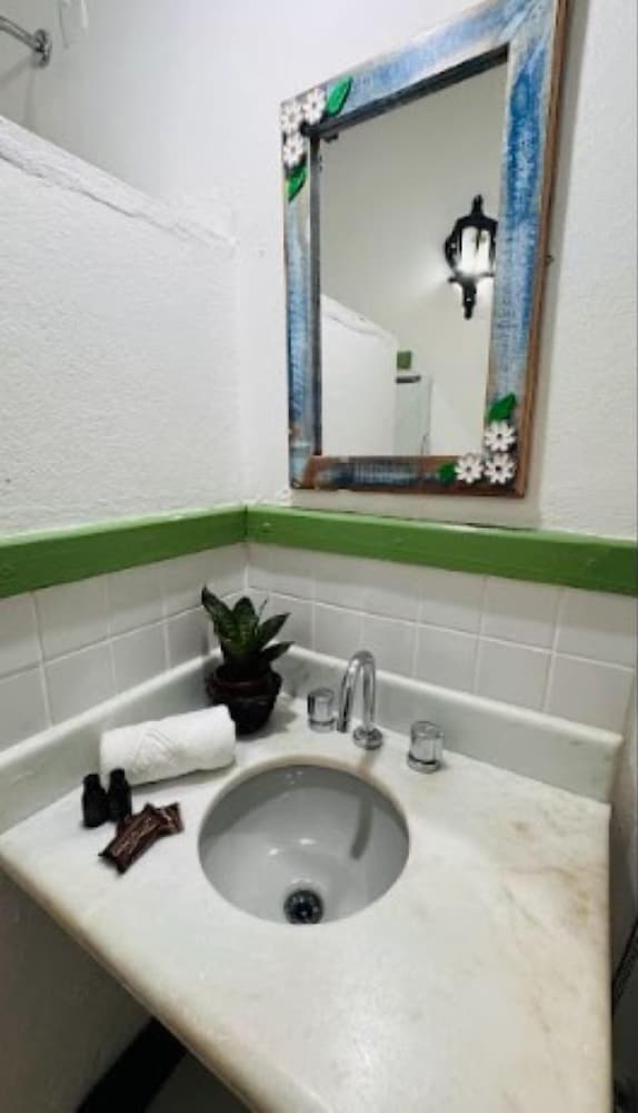 Family Room, 1 Bedroom - Photo 8