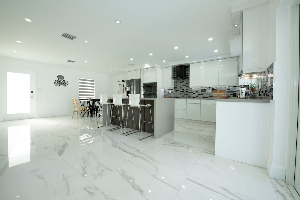 Maggie Home In Kendall - Pool And Tiki Bar, Photo 16